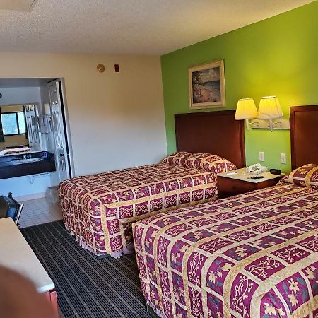 Rodeway Inn Forest City Екстер'єр фото