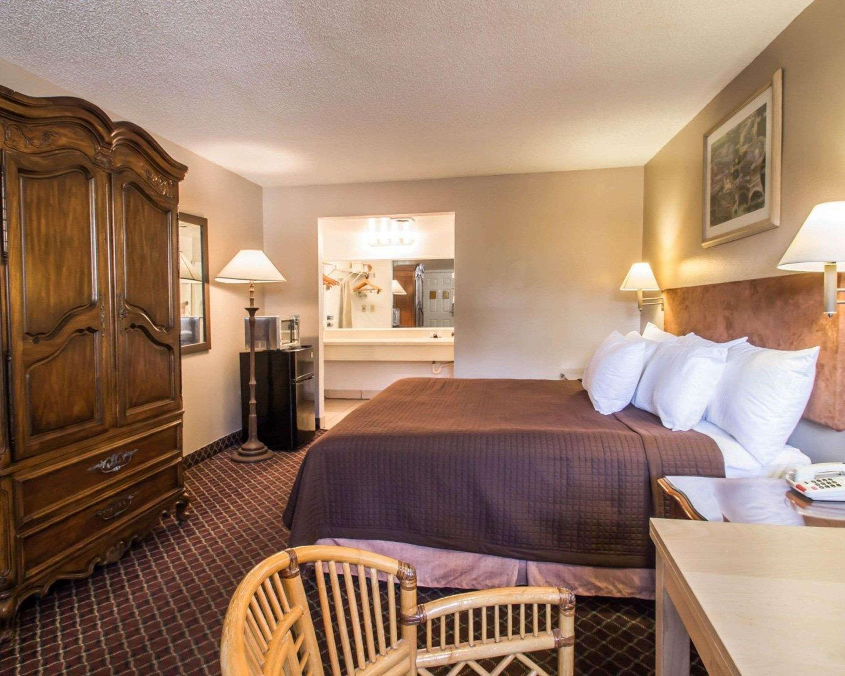 Rodeway Inn Forest City Екстер'єр фото