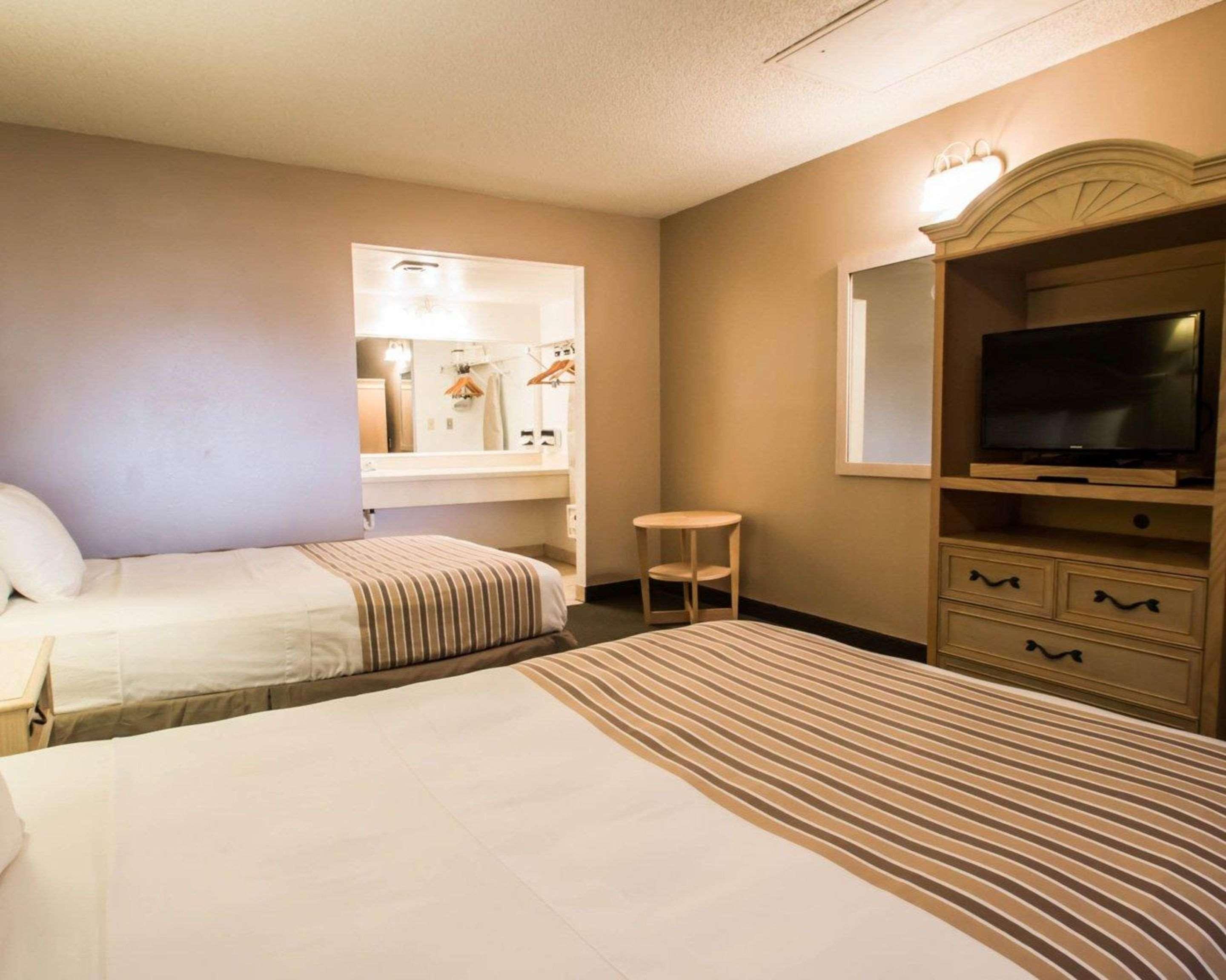 Rodeway Inn Forest City Екстер'єр фото