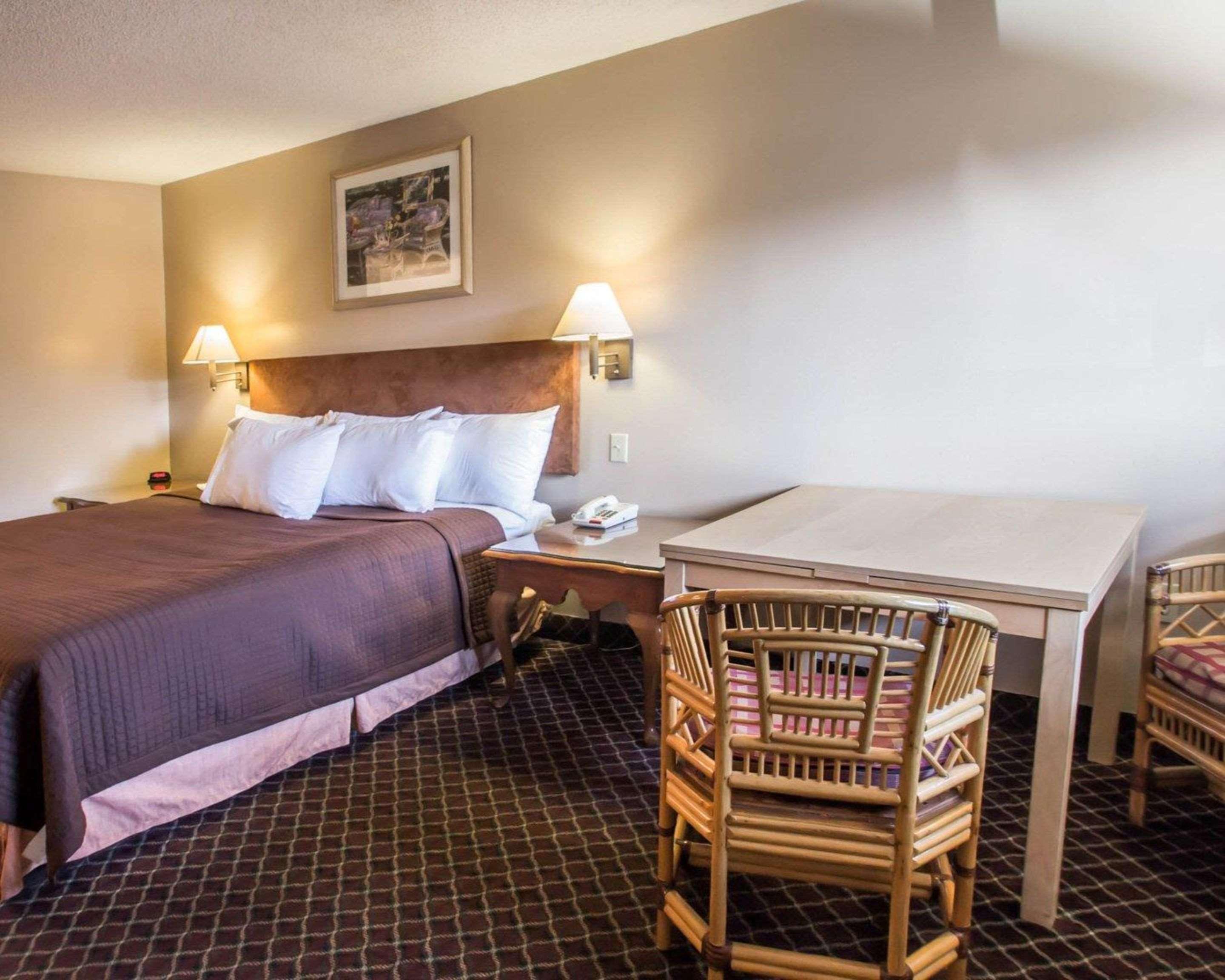 Rodeway Inn Forest City Екстер'єр фото