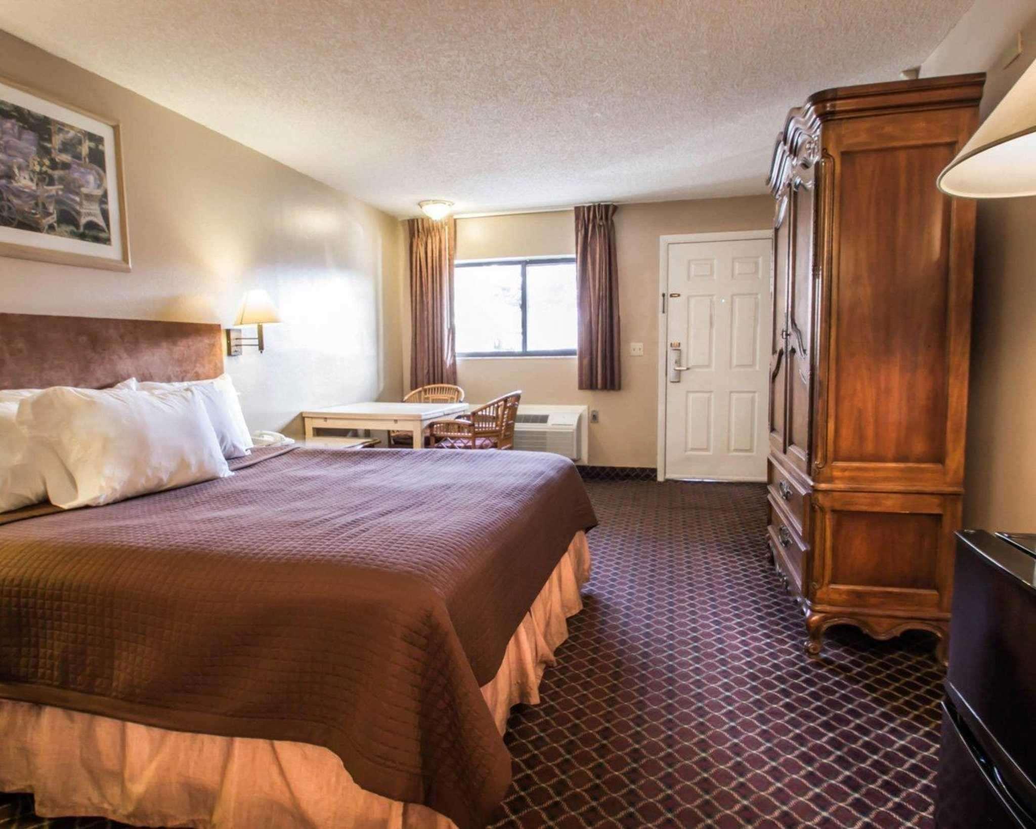 Rodeway Inn Forest City Екстер'єр фото