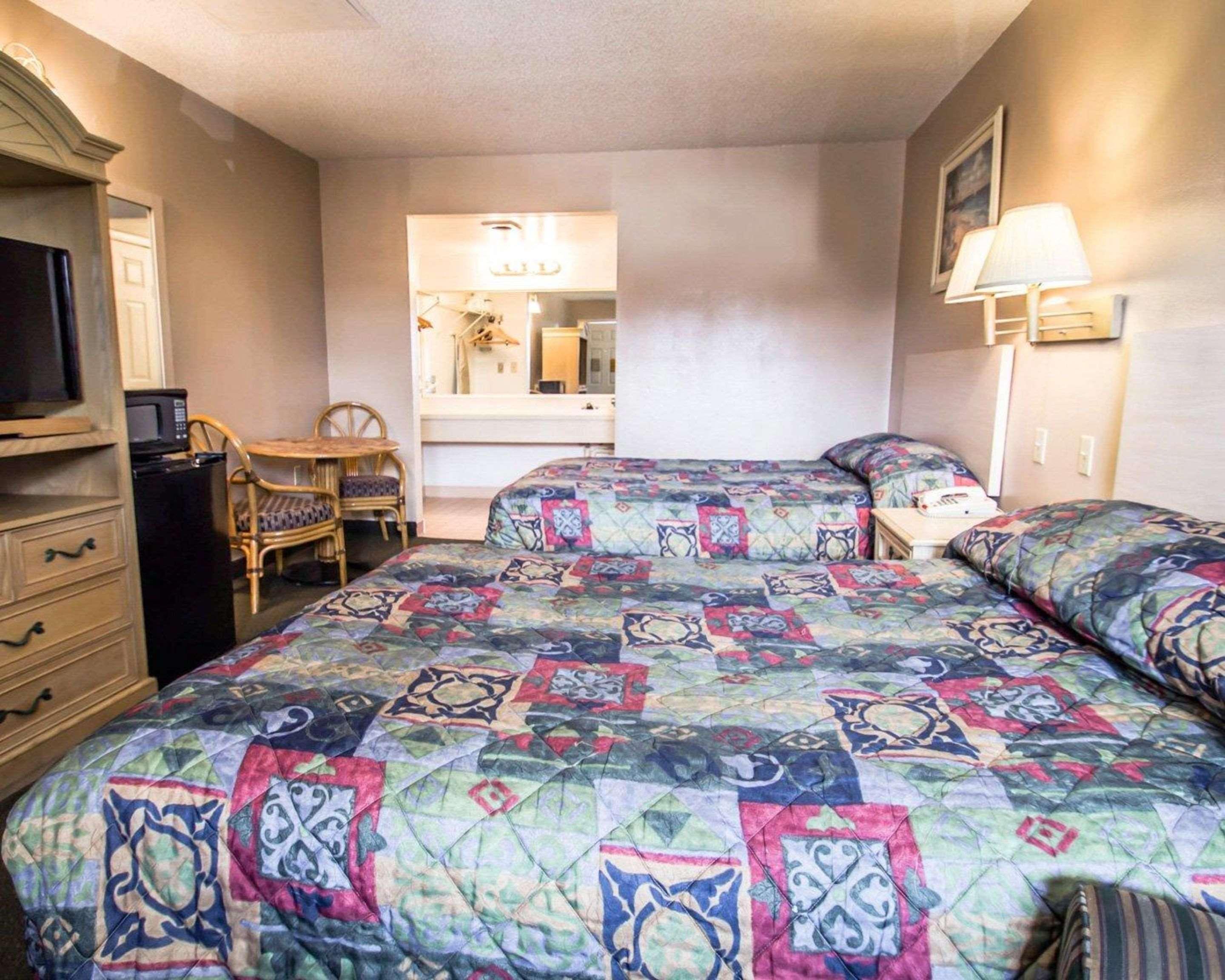 Rodeway Inn Forest City Екстер'єр фото