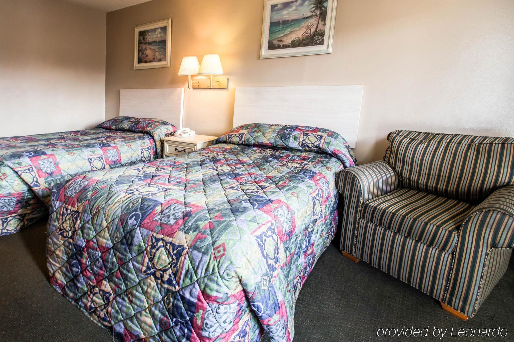 Rodeway Inn Forest City Екстер'єр фото